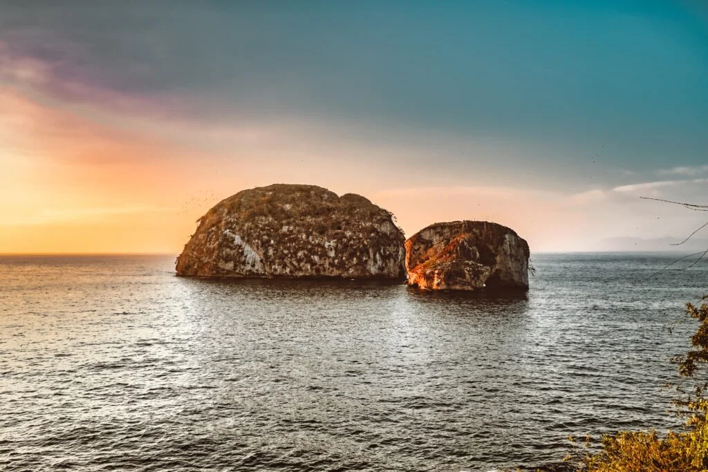 Los Arcos,  a fantastic dive site in Puerto Vallarta - Photo by Alonso Reyes on Unsplash
