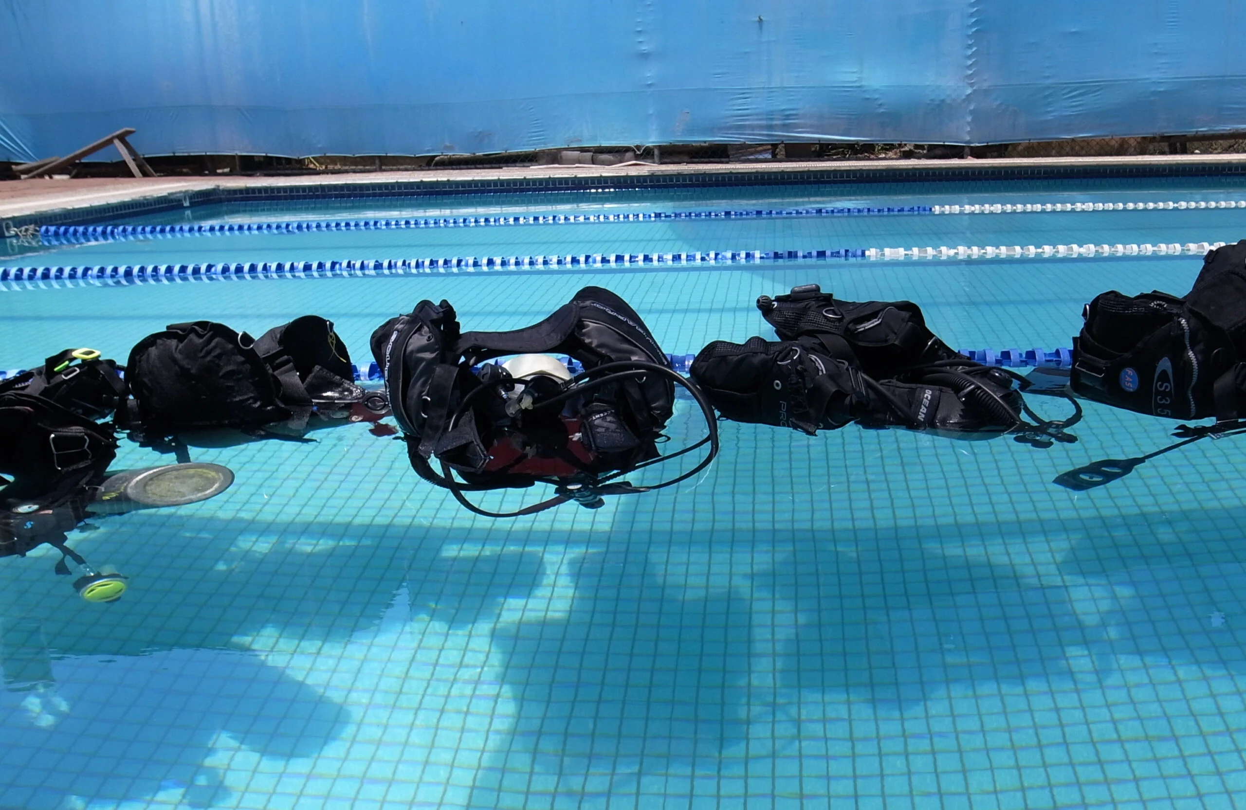 Scuba diving gear on confined water training - Photo by Kaba at Pexels