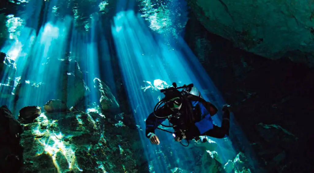 Cenote Diving.  - Photo by PeakPx at MpeakPx
