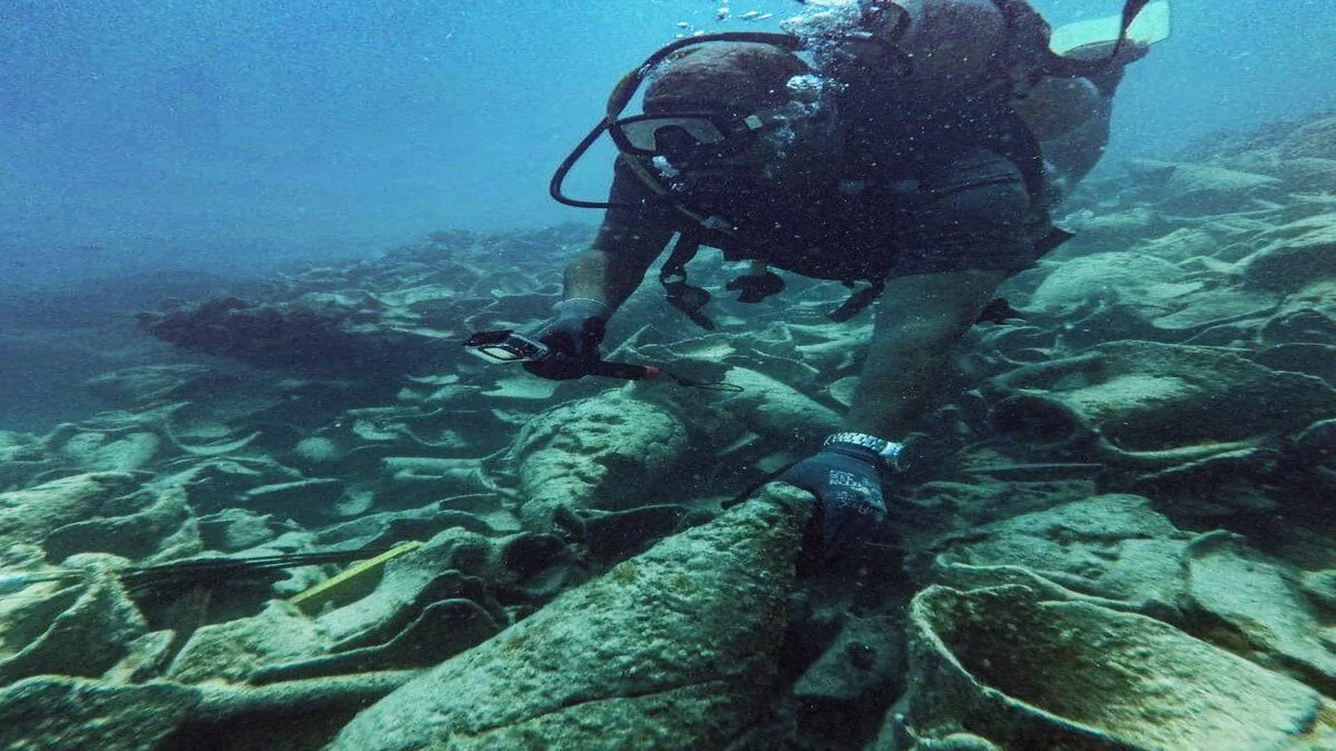 A diver explores the El-Alamein wreck site (Ministry of Tourism & Antiquities)
