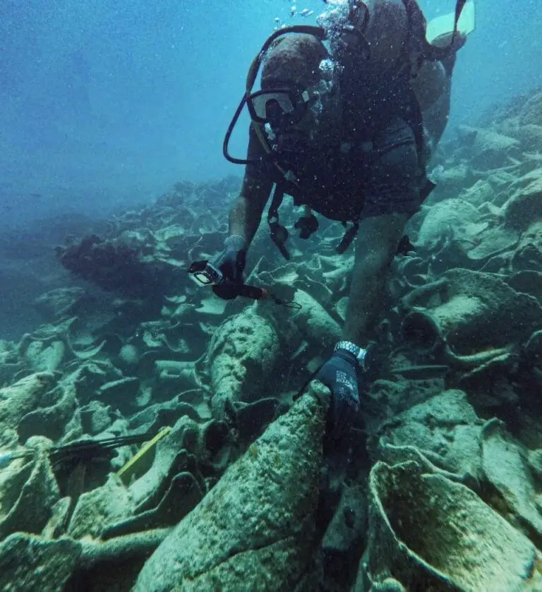 A diver explores the El-Alamein wreck site (Ministry of Tourism & Antiquities)