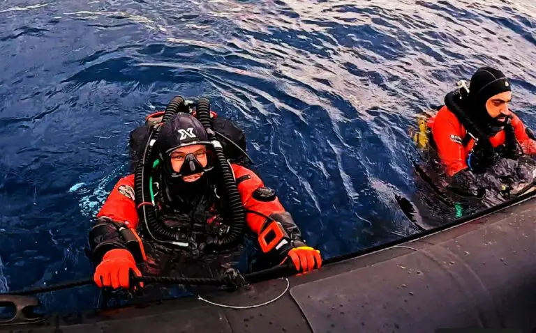 The first divers on the aircraft wreck (Addicted2H2O)