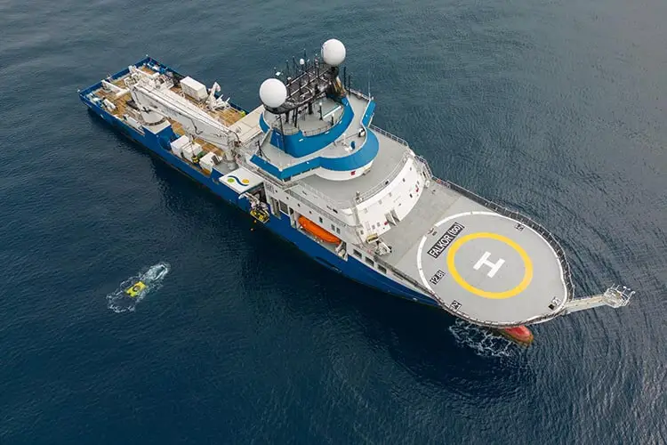 The ROV being deployed from the research vessel Falkor (too) (Photo: Schmidt Ocean Institute)